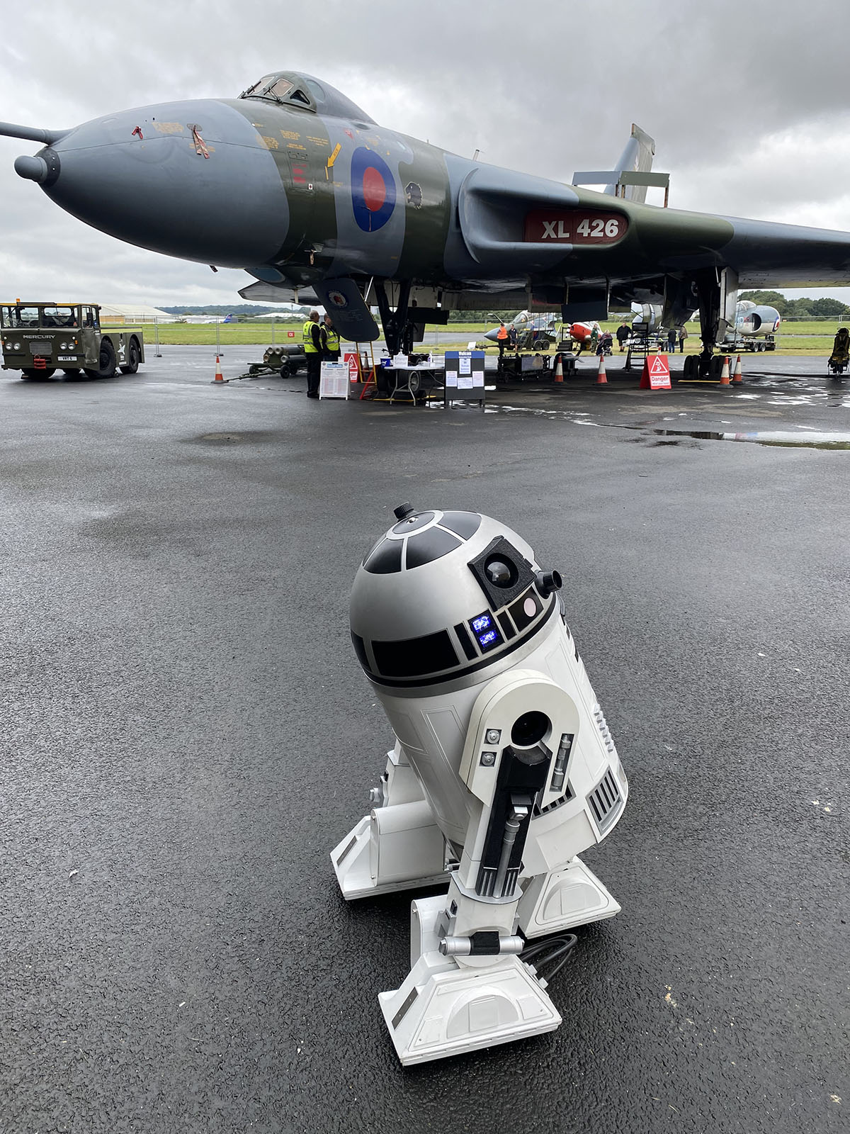 Southend Vulcan XL426 with R2-TK